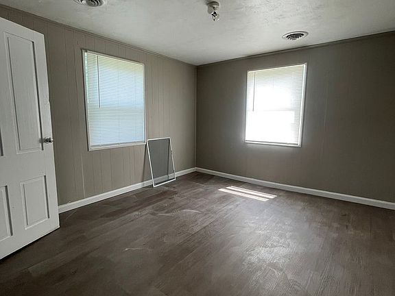 5th image of 200 E Maple St