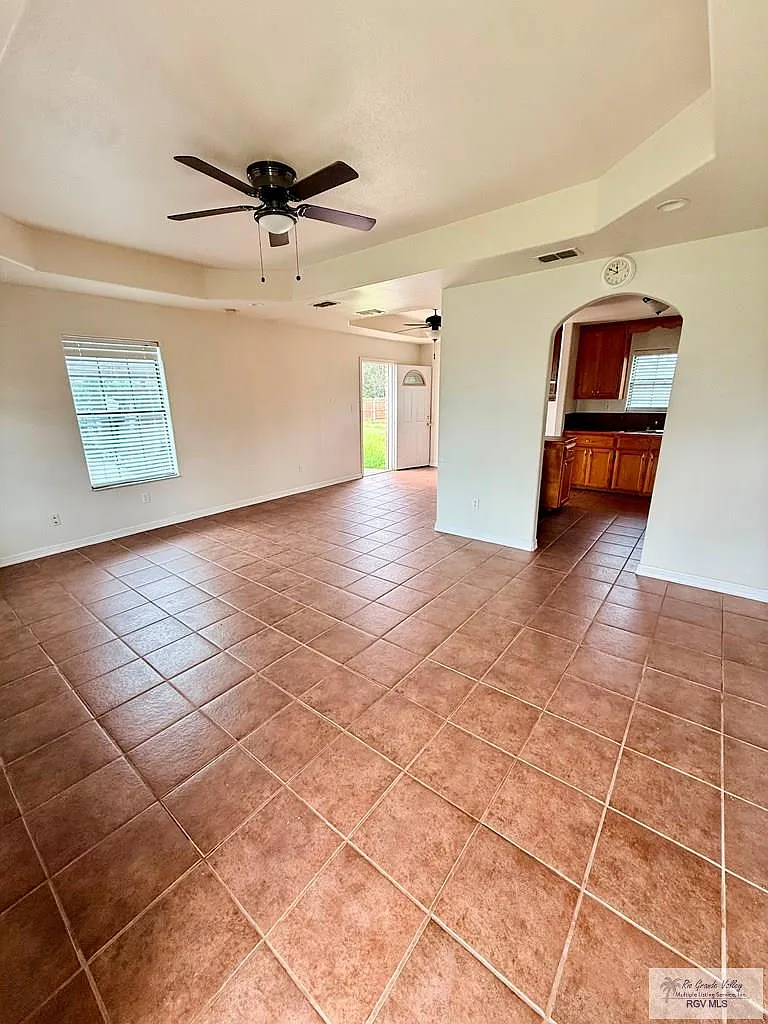 3 bed, 1.0 bath, 1118 sqft, $1,150 — Photo 3