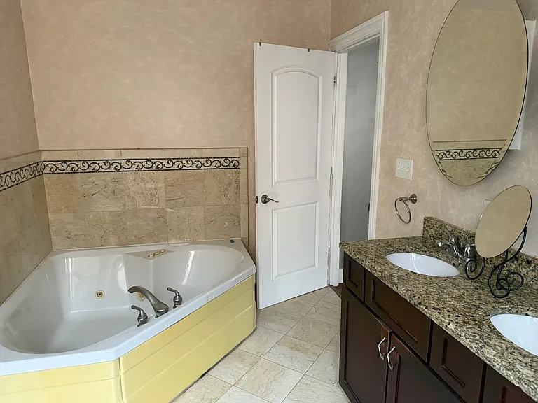 2539 W Lunt Ave #1 — Photo 5