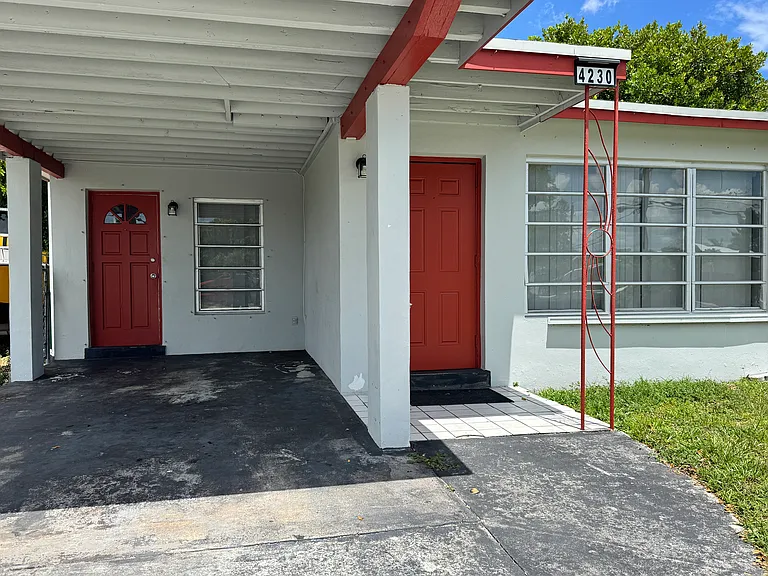 4230 NE 3rd Ave — Photo 17