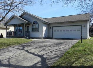 935 Clover Ln, Deforest, WI 53532