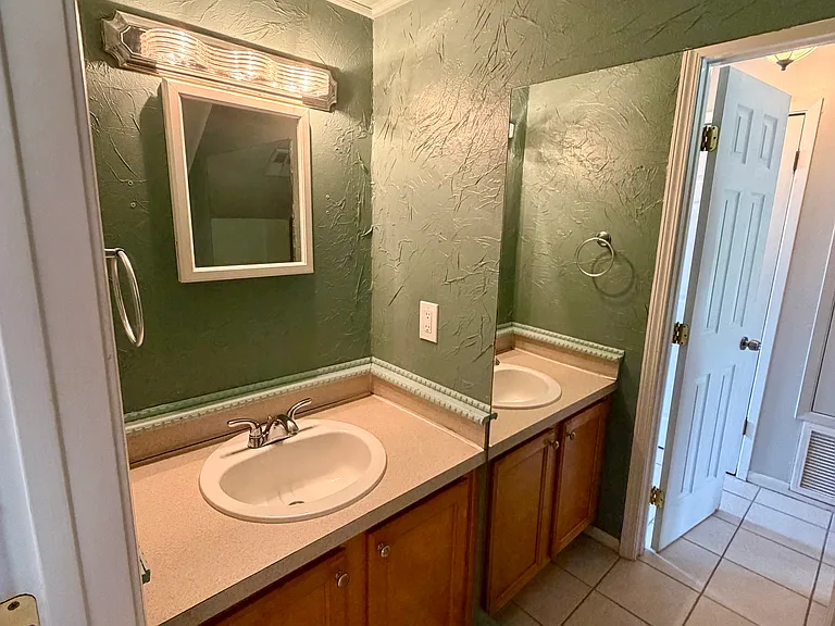 248 Oxford Ct — Photo 7