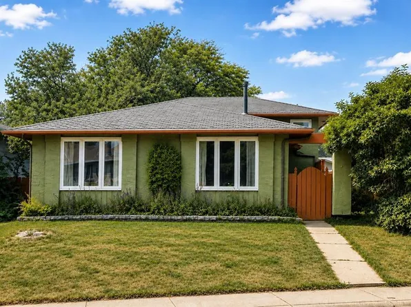136 E Midlawn Close SE, Calgary, AB T2X 1A8