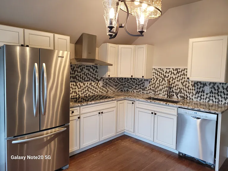 601 W 37th St #B — Photo 12
