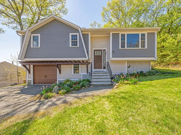 39 Blueberry Hill Rd, Woburn, MA 01801