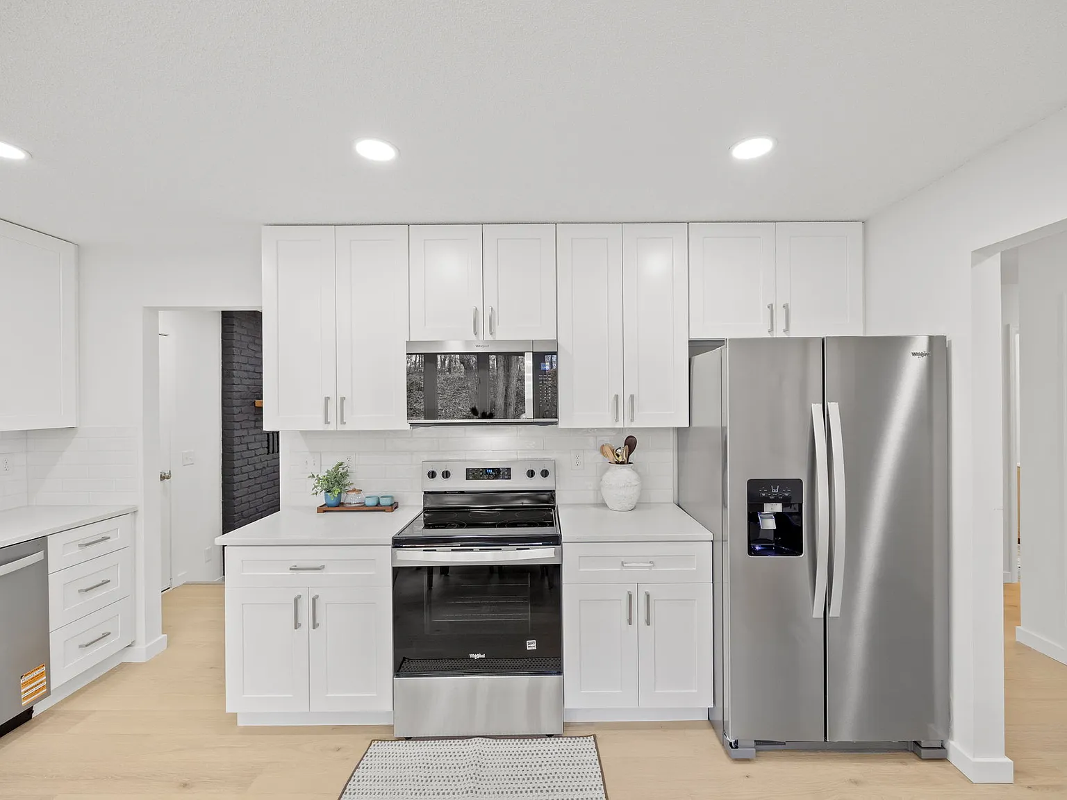 4 bed, 2400 sqft, $3,200 — Photo 4