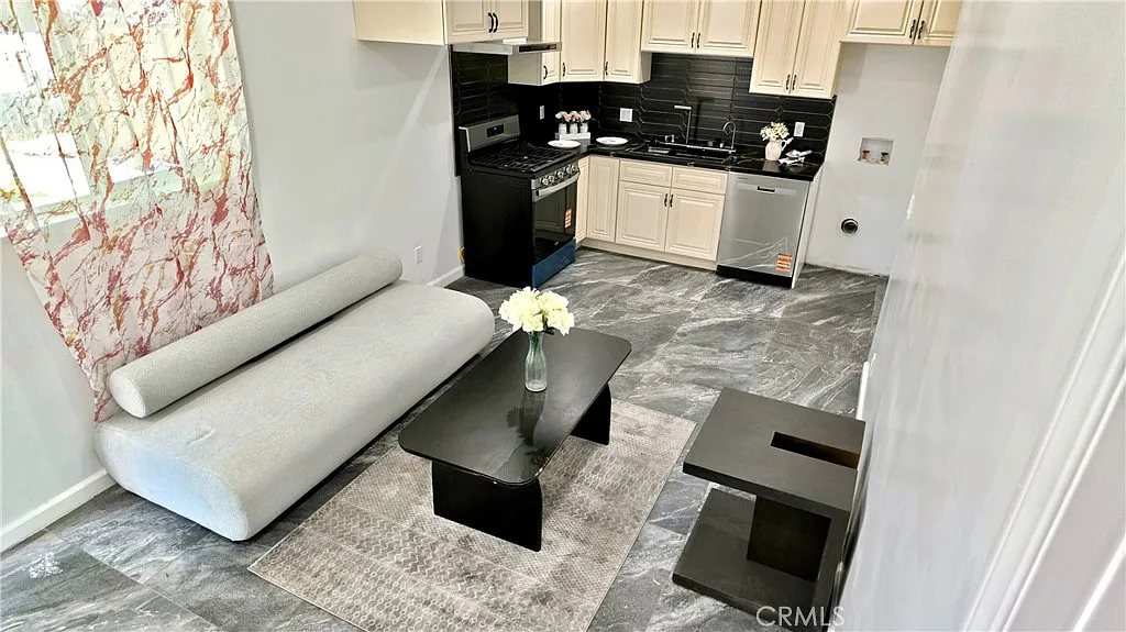 1 bed, 398 sqft, $2,000 — Photo 4
