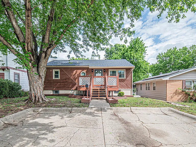 224 W Chestnut St — Photo 38
