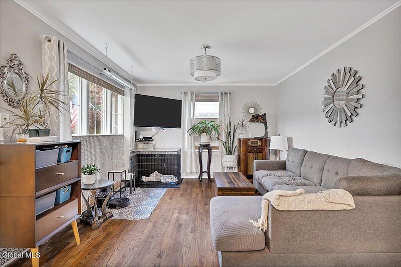 4th image of 39 Buell Street
