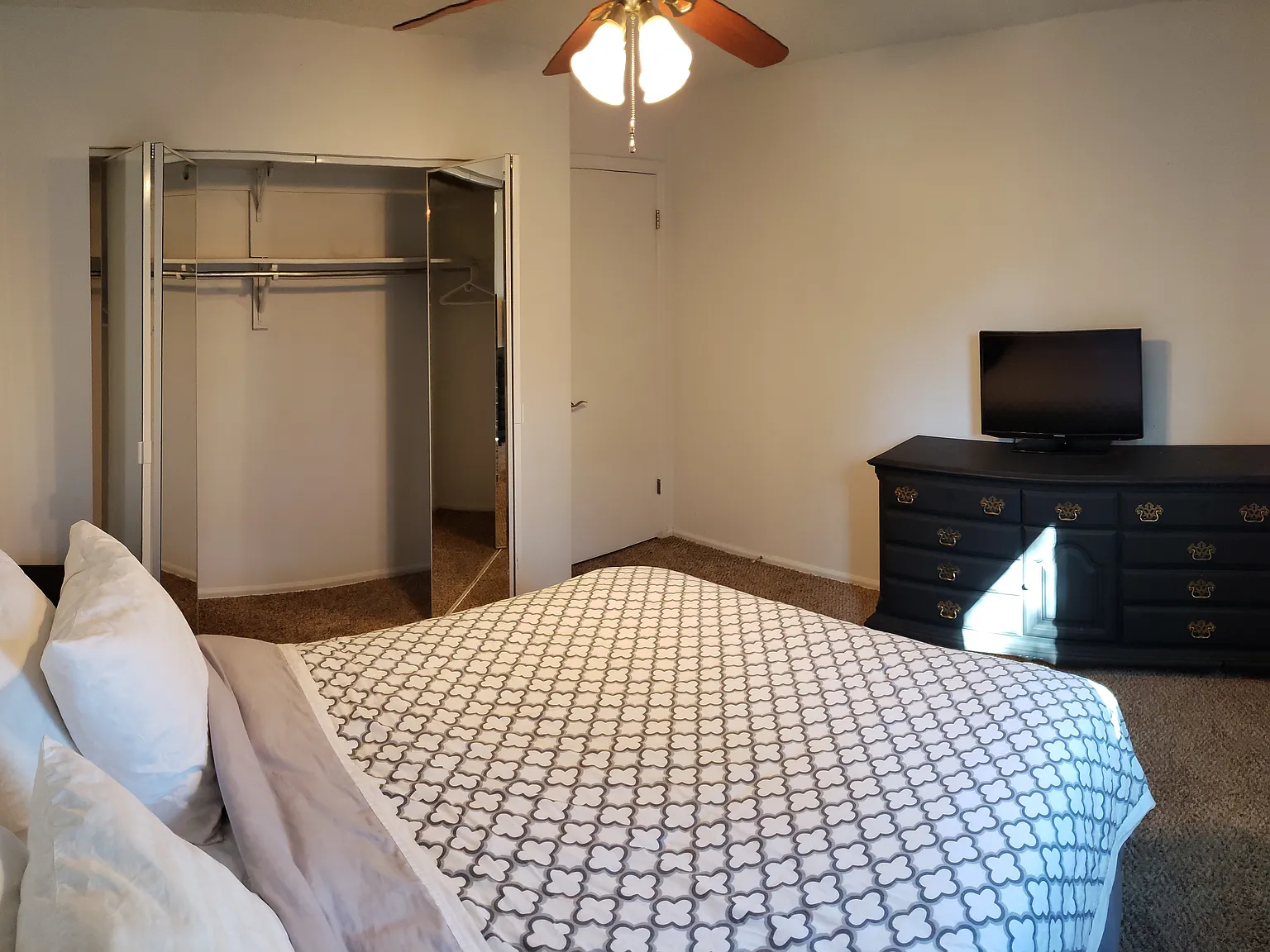 4 bed, 2.5 bath, 2534 sqft, $850 — Photo 2