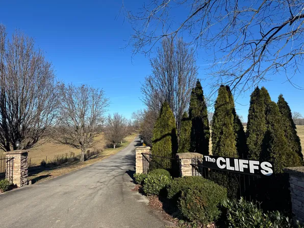426 Cliffside Dr, Russell Springs, KY 42642