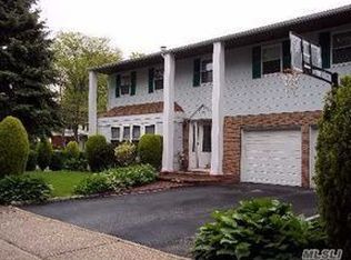 102 Greenway Dr S, Syosset, NY 11791