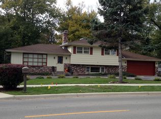 426 Blackhawk Dr, Westmont, IL 60559