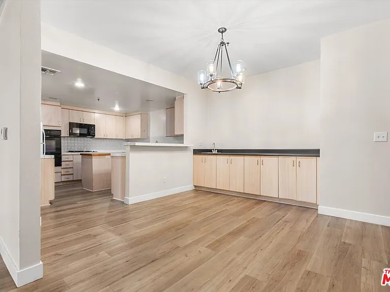5350 White Oak Ave #209 — Photo 4
