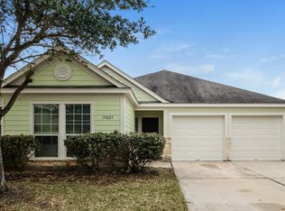15823 Scenic Water Dr, Houston, TX 77044