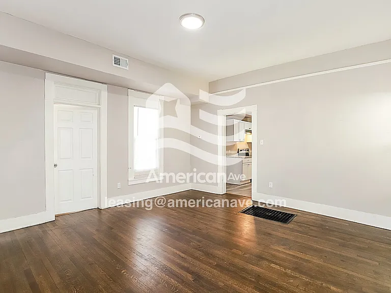 1090687_002_dining_room_3.jpg