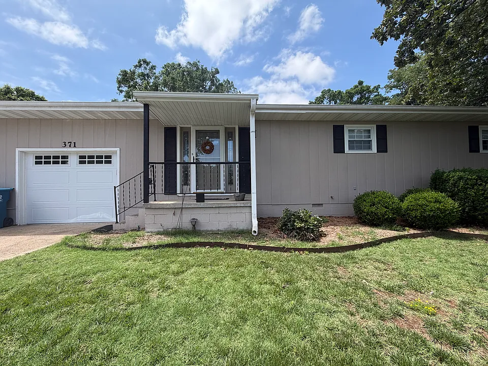 371 Greenbrier Dr