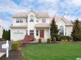 3 Peachtree Ct, Holtsville, NY 11742