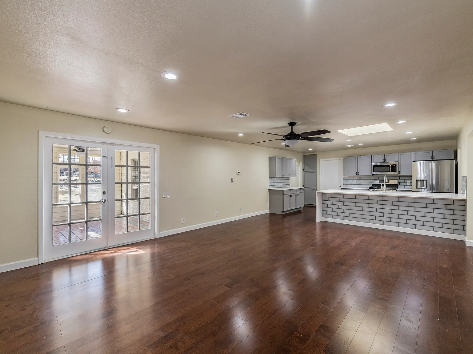 3 bed, 1659 sqft, $3,995 — Photo 3