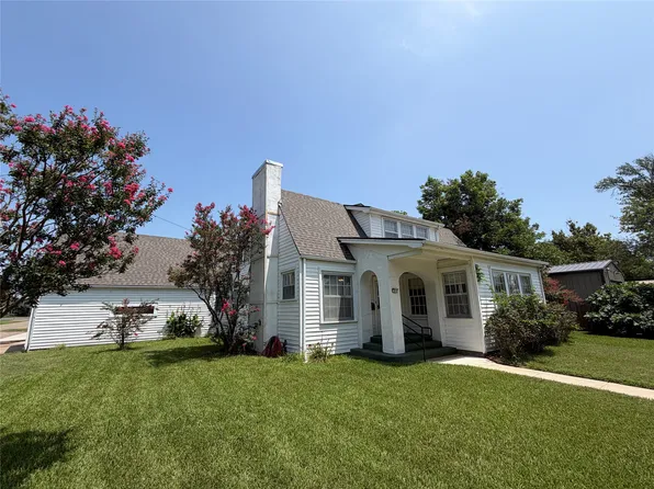 701 Market St E, Honey Grove, TX 75446