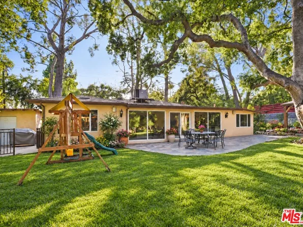 2452 N Altadena Dr, Altadena, CA 91001