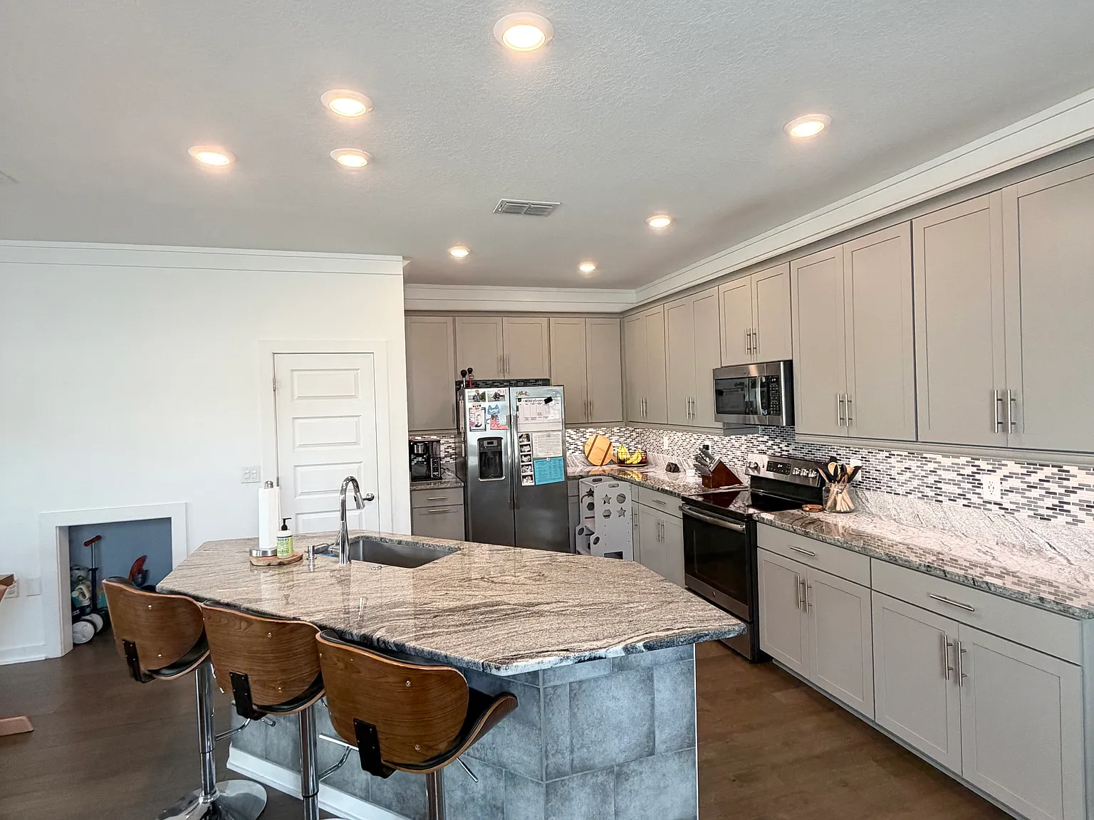 3 bed, 2.5 bath, 1816 sqft, $4,200 — Photo 4