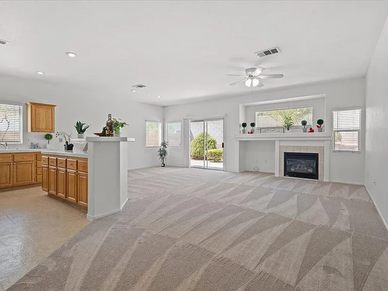 3213 Carbondale St — Photo 5