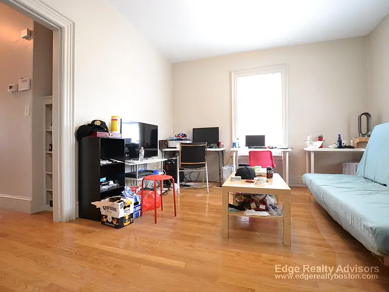 19 Greylock Rd — Photo 3