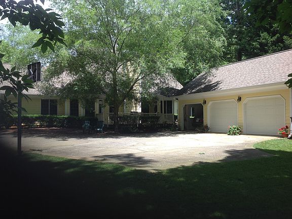 Detached Garage in Rear