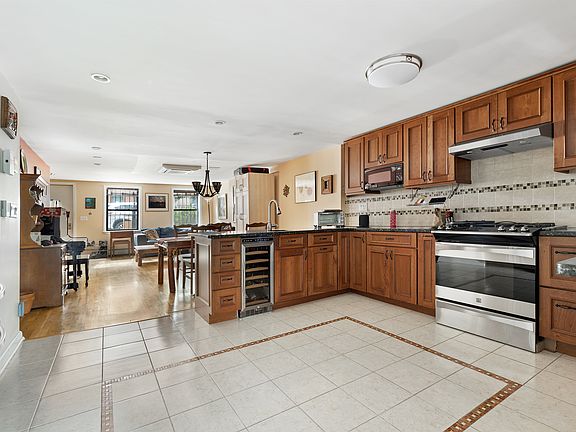 3rd image of 199 8th St Floor 1