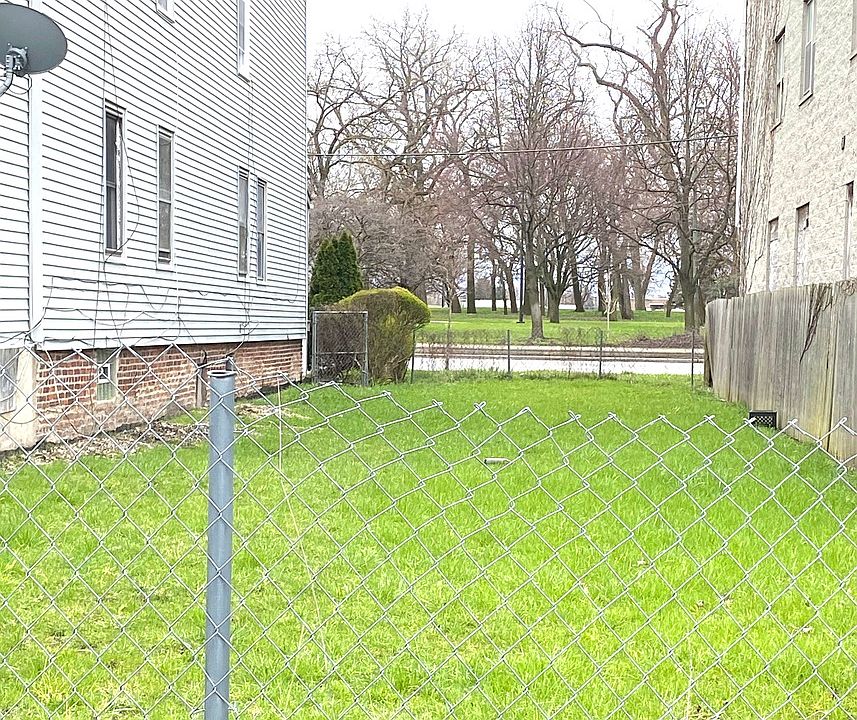2nd image of 710 E 95th St