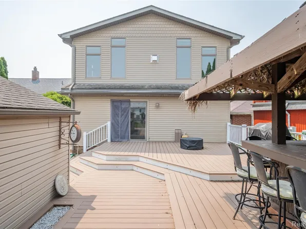 22501 Maple St, Saint Clair Shores, MI 48081