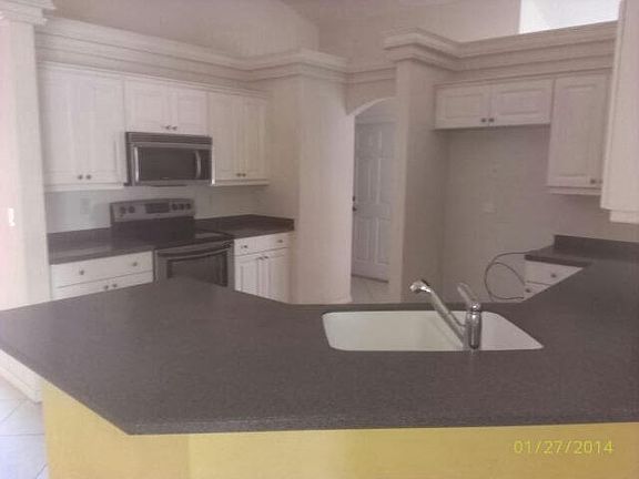 2nd image of 194 SW Uneeda Pl
