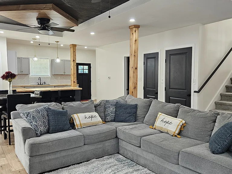 3040 Agnes Ave — Photo 2