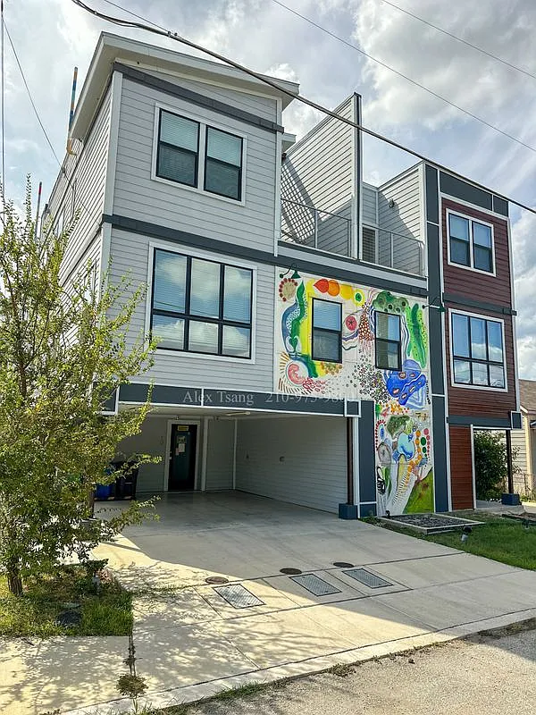 3 bed, 2.5 bath, 1996 sqft, $2,900 — Photo 1