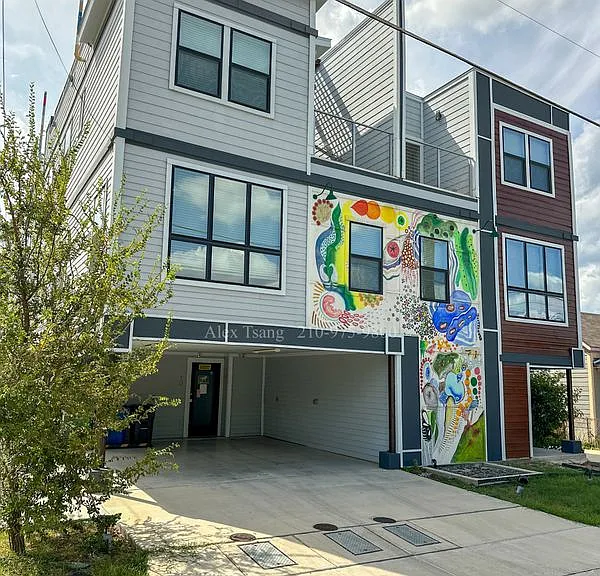 225 S Pine St #202 — Photo 1