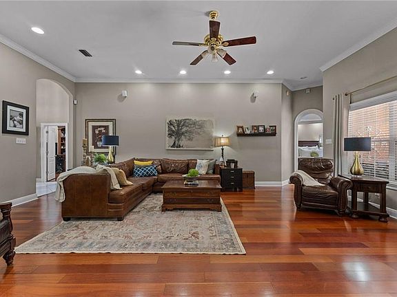 2nd image of 3409 Oakridge Ln
