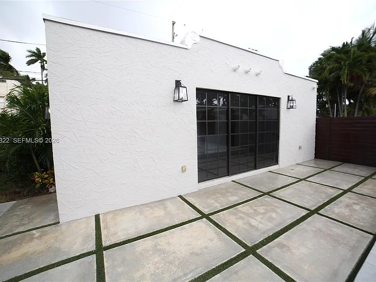 1345 Hollywood Blvd — Photo 55