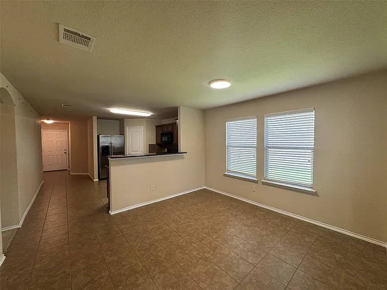 327 Elam Dr — Photo 3