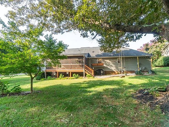 3rd image of 707 Rockwood Dr