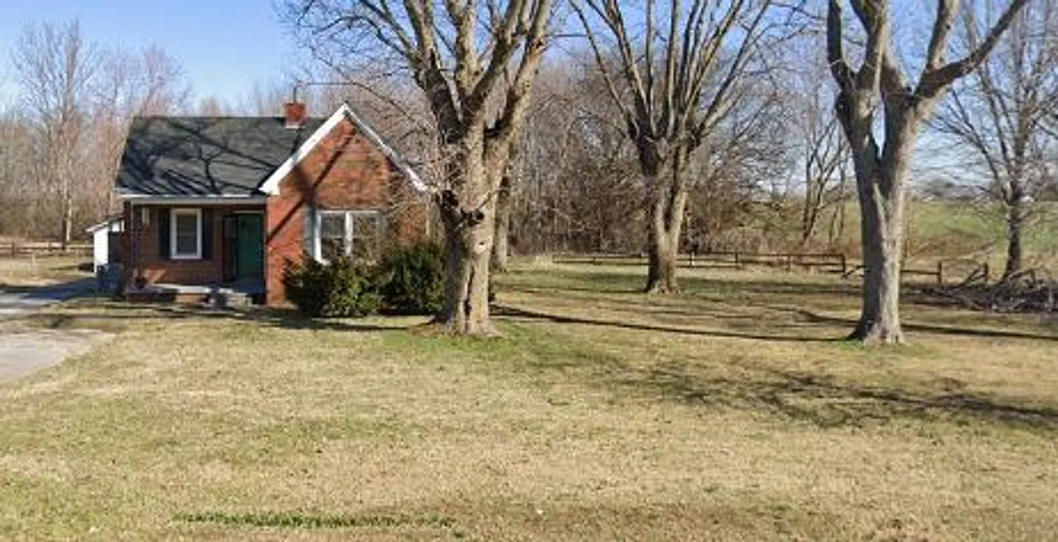 904 W Cedar St photo 1
