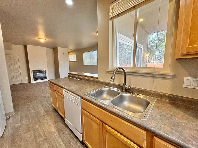 14 SE McKinley Ave #1 — Photo 5