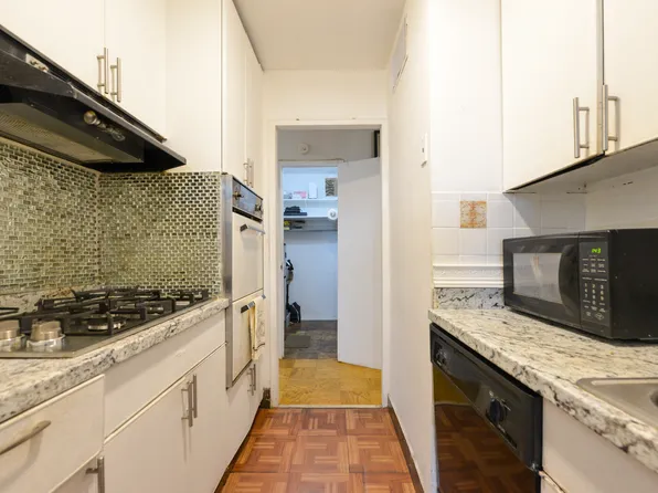 61-20 Grand Central Pkw image 23 of 24