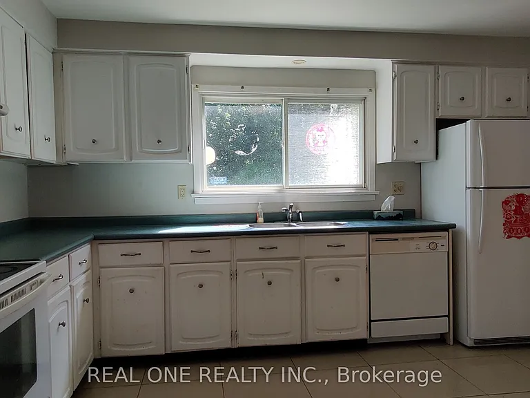 72 Liebeck Cres — Photo 19