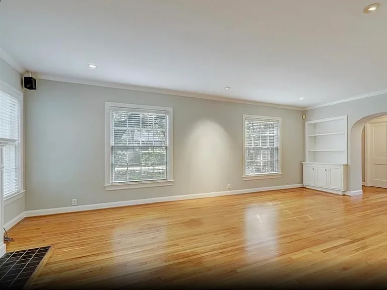 2044 Addison Rd — Photo 4