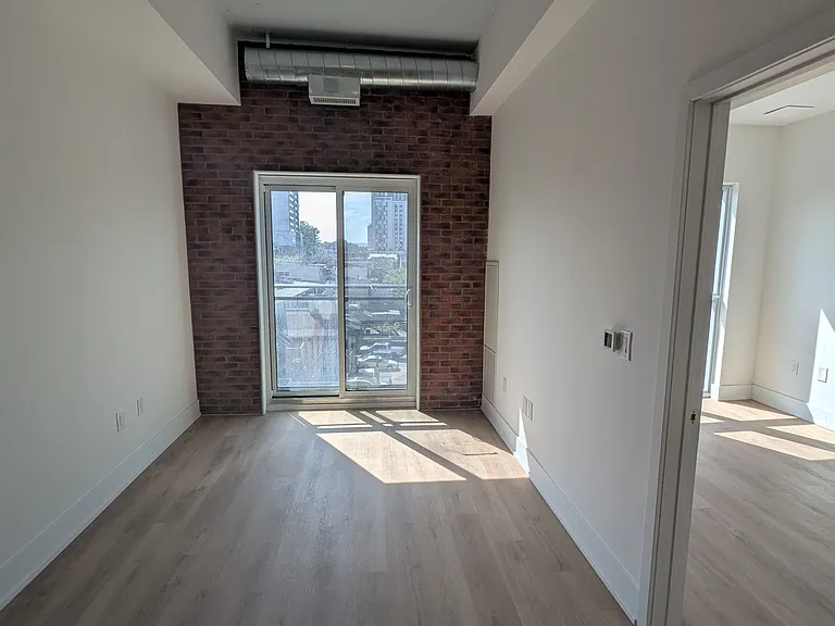 206 King St W #405 — Photo 5