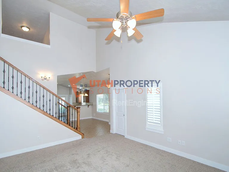 1046 E Quarry View Way — Photo 4