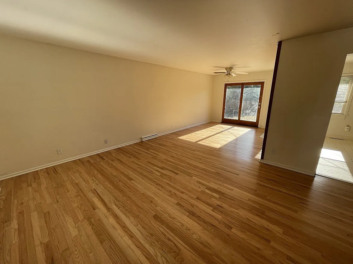 5 bed, 2.5 bath, 2214 sqft, $3,650 — Photo 2