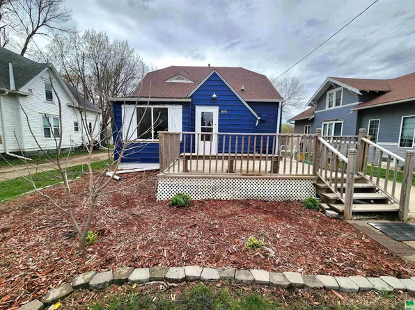 1215 Division St, Hull, IA 51239