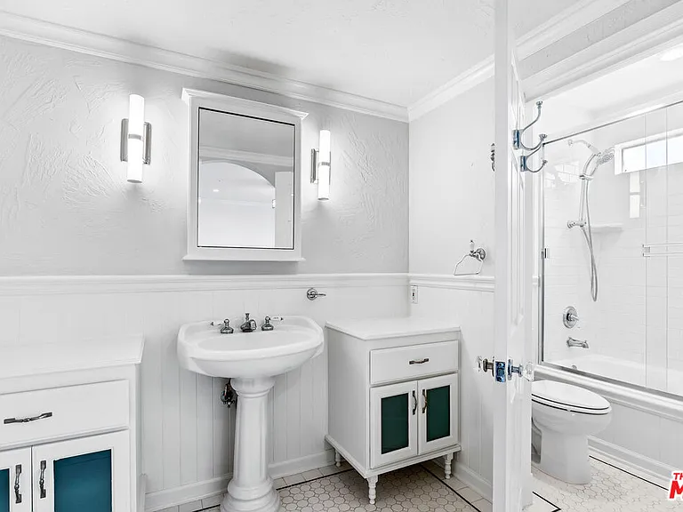 916 N Alfred St #6 — Photo 14